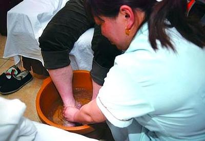 足浴店涉黃服務被查，四對男女當場被擒